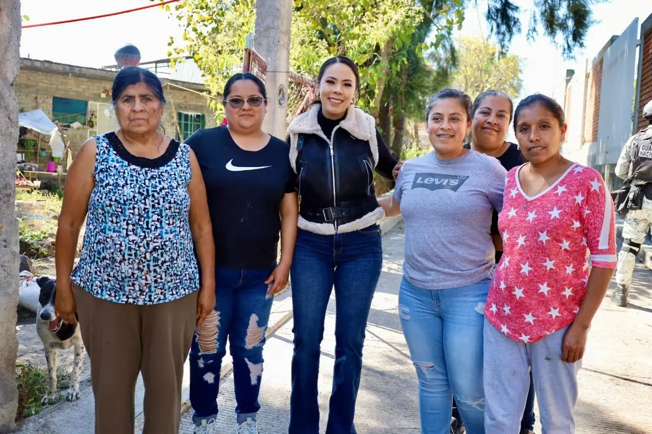 Vecinas de El Calvario agradecen a la presidenta Diana Caballero por la pavimentación de la calle 21 de Marzo
