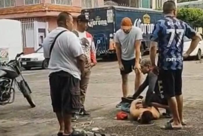 Vecinos agarran a presunto ladrón cuando intentaba ingresar a vivienda de Apatzingán