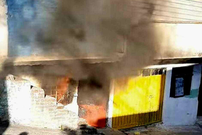 Vecinos de la Independencia apagan incendio en una casa; habría sido causado de forma intencional