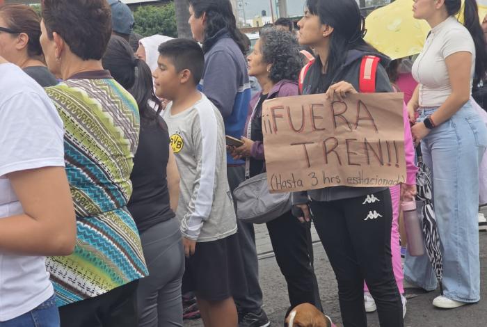 Vecinos de la Jacarandas liberan vías; exigen puente peatonal en Avenida Michoacán