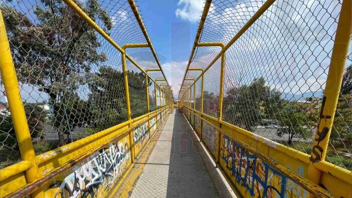 Vecinos de la Justo Mendoza piden alumbrado público en el puente peatonal que cruza libramiento