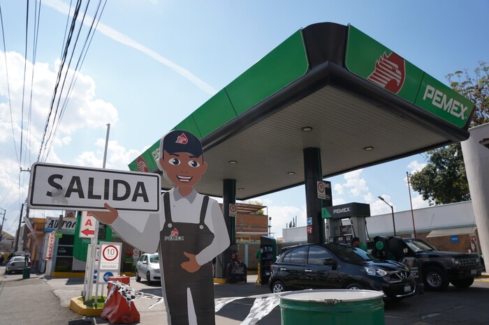 Vecinos de Santiaguito denuncian retiro de banqueta en beneficio de gasolinera