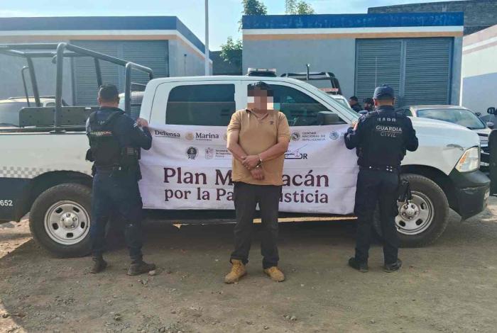 Vecinos de Taretan retienen a hombre señalado por secuestro virtual de un menor