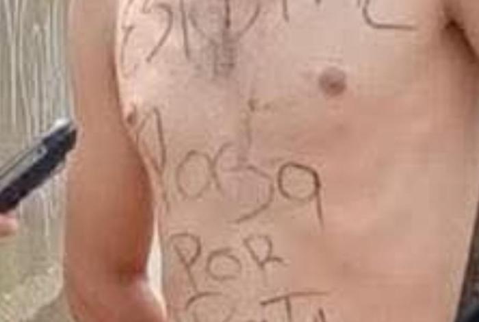 Vecinos golpean y amarran a  joven que roba moto