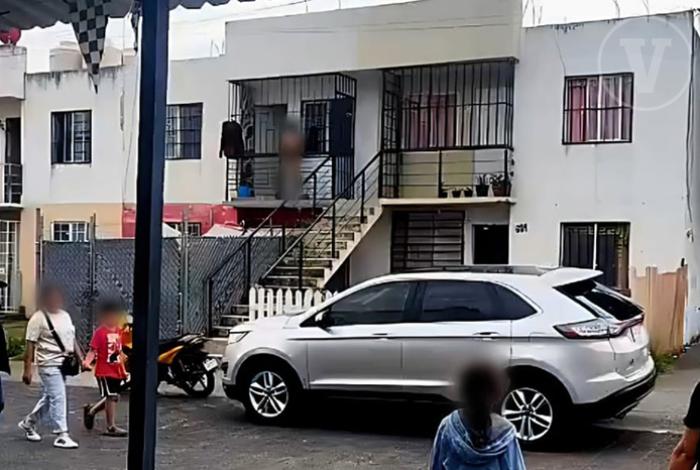 Vecinos someten a exhibicionista en Villas del Pedregal; se puso a barrer sin ropa la entrada de su casa