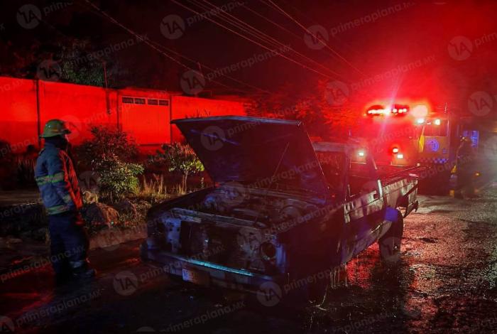 Vehículo se inc3ndia por la madrugada, en Taretan