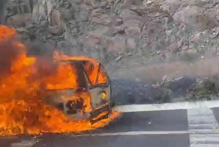 Vehículo se incendia en la autopista Pátzcuaro-Cuitzeo; por fortuna sólo hay daños materiales