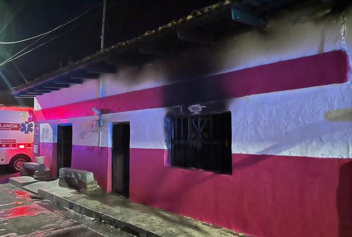Veladora provoca incendio en vivienda en Venustiano carranza
