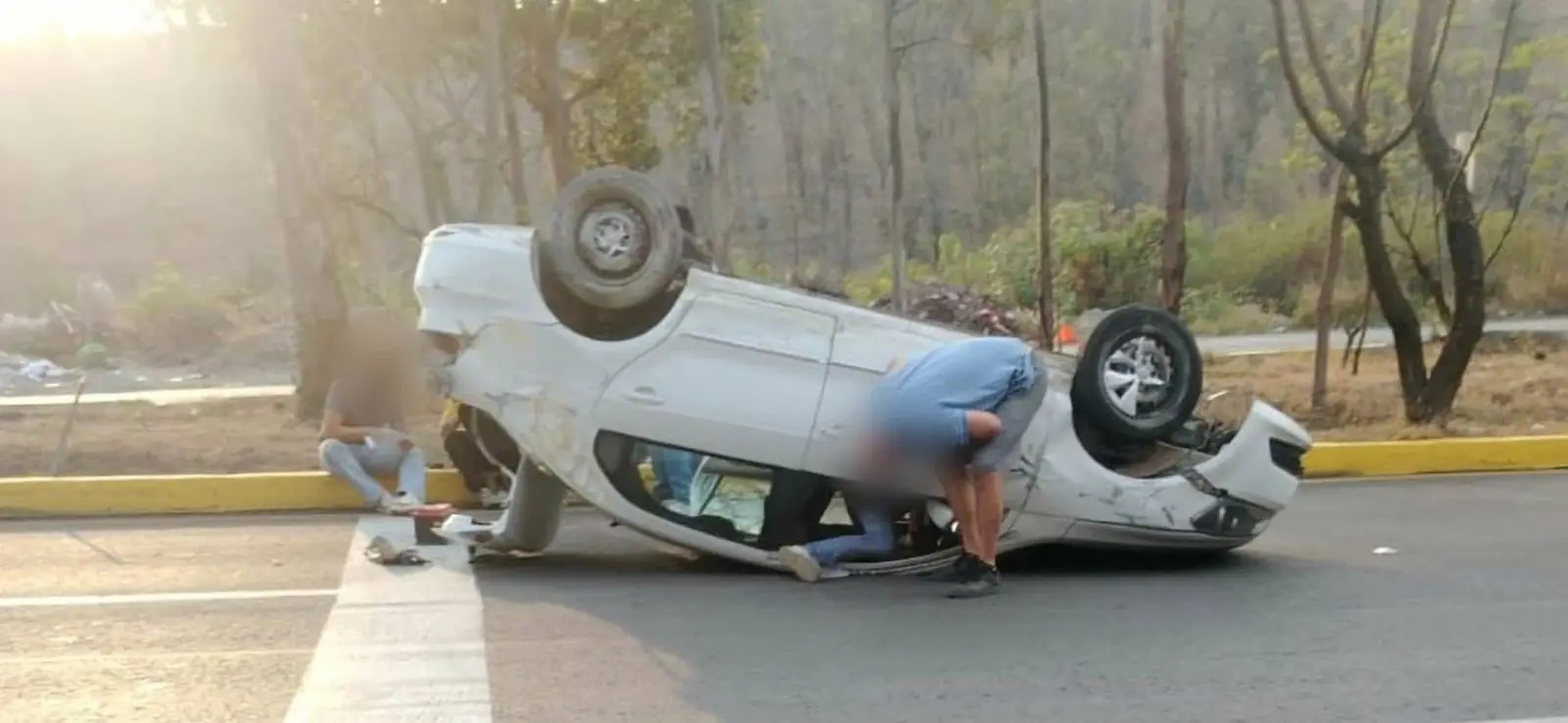 Veloz auto termina volcado en la Morelia-Pátzcuaro