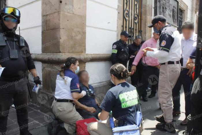 Vendedores agred3n a motociclista por tratar de estacionarse, en Centro de Morelia