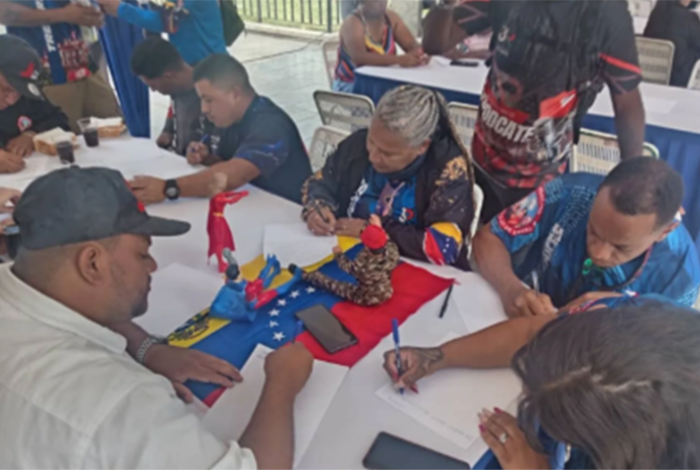 Venezolanos enviarán a EUA 'miles' de cartas en apoyo a Nicolás Maduro y su esposa