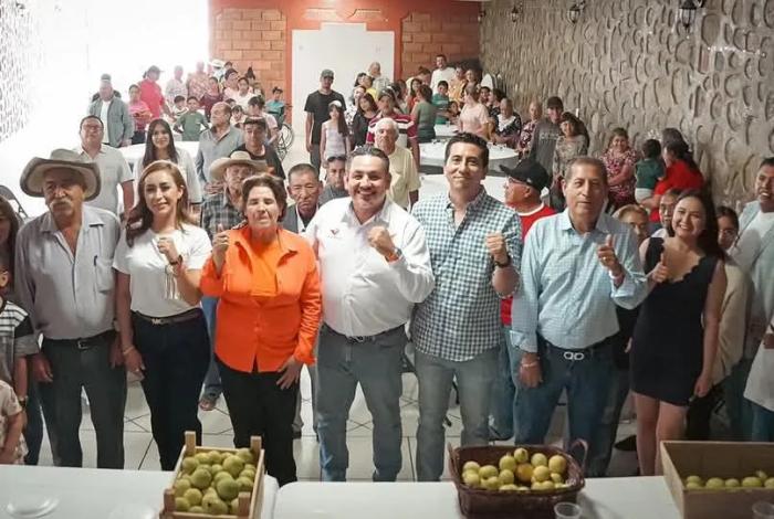 Víctor Manríquez continúa gira de trabajo en Michoacán; Charo y Jungapeo se pintan de naranja
