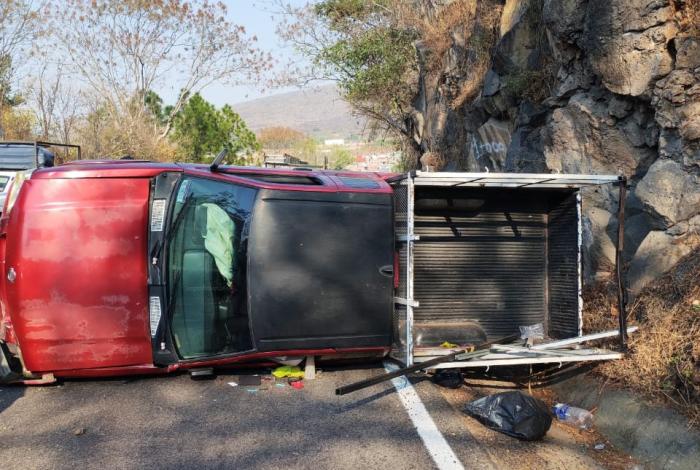 Video | Adolescentes vuelcan en la curva “La Chingada,” del Libramiento Sur de Zamora