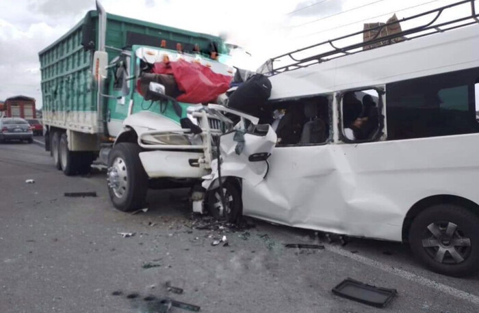 #Video | Al menos 9 muertos tras fuerte choque entre dos vehículos en carretera de Puebla