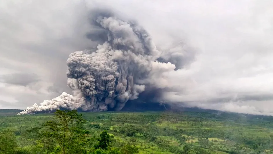 #Video: Alerta en Indonesia, erupciona volcán Semeru