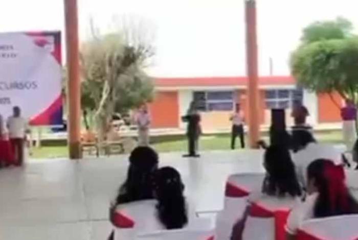 VIDEO | Alumna de prepa aprovecha ceremonia de graduación para denunciar acoso de maestros