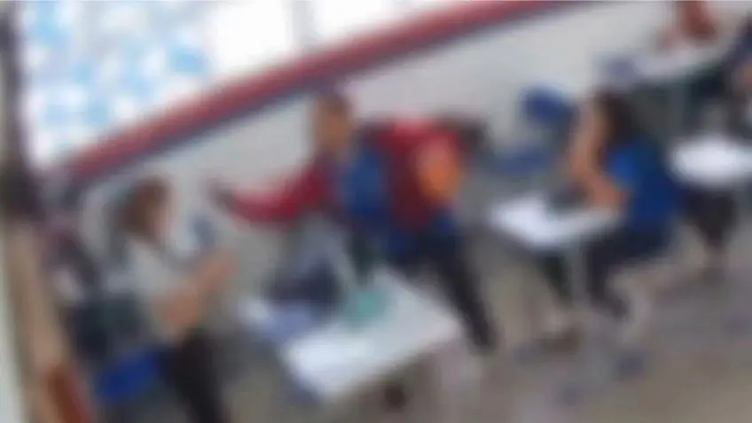 #Video: Alumno cachetea a maestra en pleno salón en Brasil