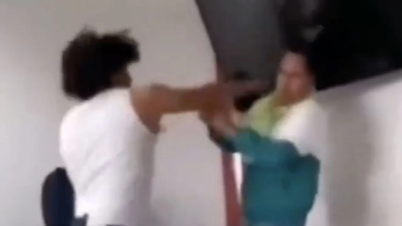 #Video: Alumno golpea a maestro que supuestamente se burlaba de él