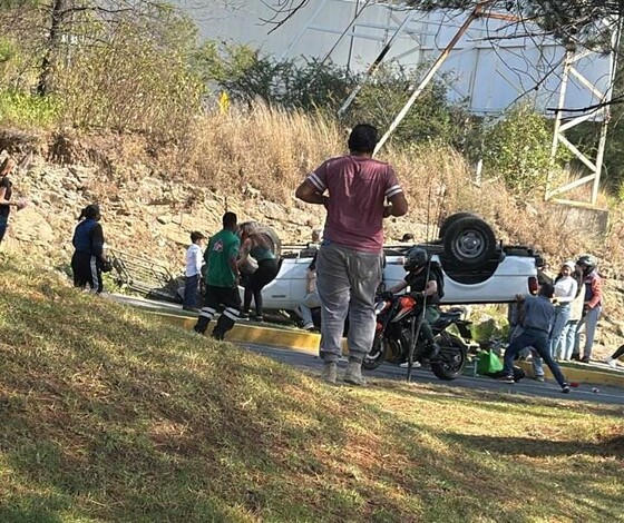 #Video | Aparatosa volcadura de camioneta en zona de Altozano deja 4 personas lesionadas #Morelia