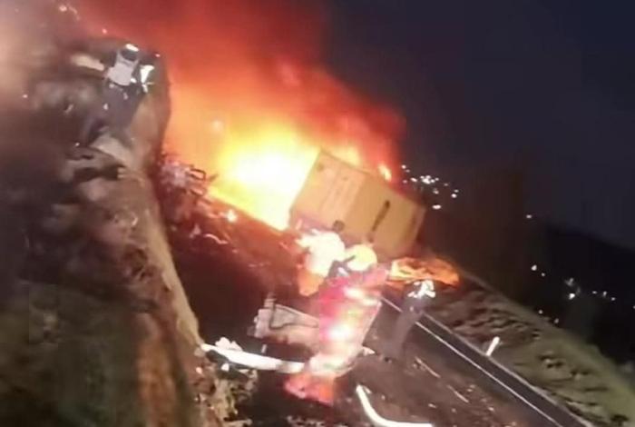 #Video | Arde tráiler tras accidente en la México-Guadalajara