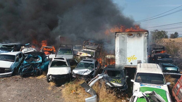 #VIDEO | Arden vehículos de un corralón en Tarímbaro