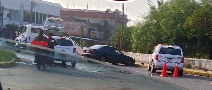 #Video | Auto choca contra glorieta del Monumento a la Cultura en Apatzingán 