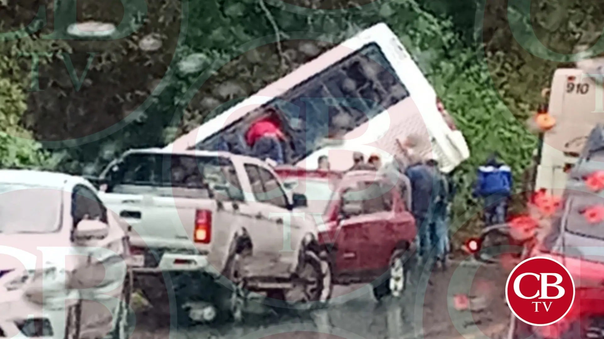 #Video: Autobús queda a punto de caer a un barranco en Tingambato