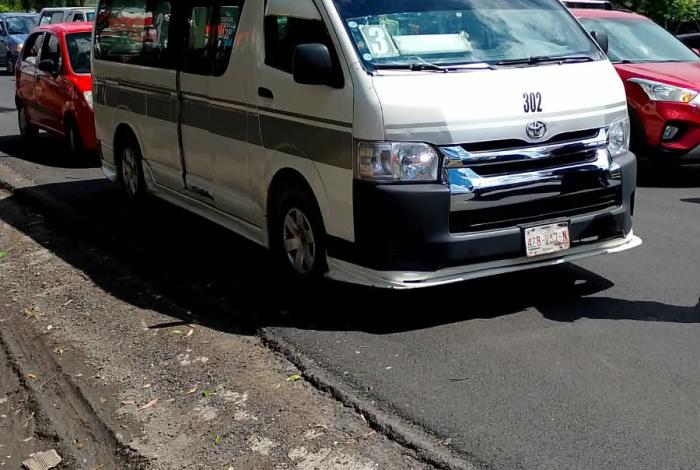 #Video | Automovilista y chofer de combi se agarran a golpes en el Libramiento Oriente de Morelia