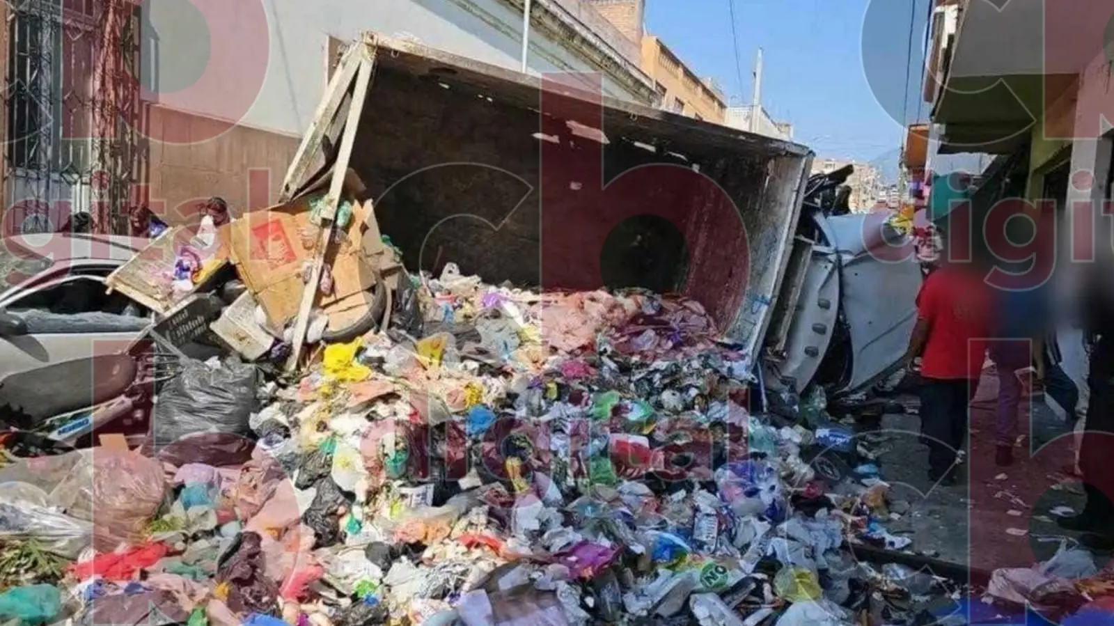 #Video: Autos dañados, 3 heridos y basura regada deja choque en Zitácuaro