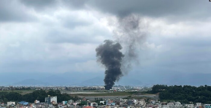 #Video | Avión se estrella al despegar en Katmandú, dejando al menos 18 muertos y un sobreviviente