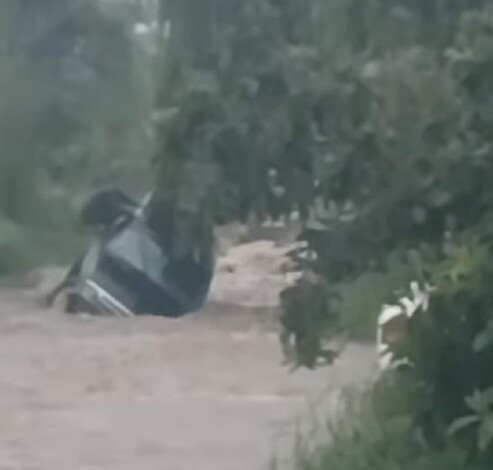 #Video | Cae camioneta en mega bache en Loma Colorada, Morelia