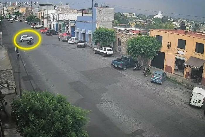 #Video | Cámara capta derrape y choque de motociclista contra auto en el Centro de Morelia