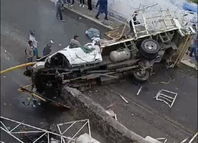 #Video | Camión cae de distribuidor vial, conductor sobrevive y se lanza de puente peatonal en Cuernavaca