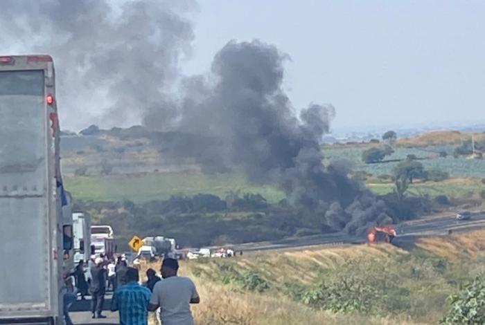 #VIDEO | Camión de carga se incendia en la autopista México – Guadalajara