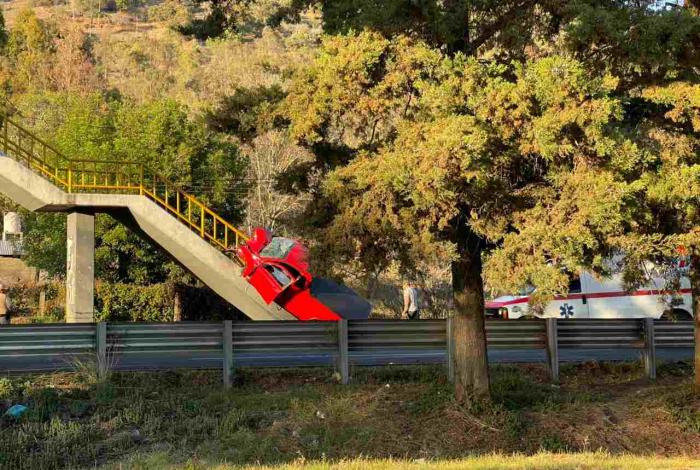 #Video | Camioneta choca y termina destrozada sobre el barandal de puente peatonal, en la Morelia – Pátzcuaro