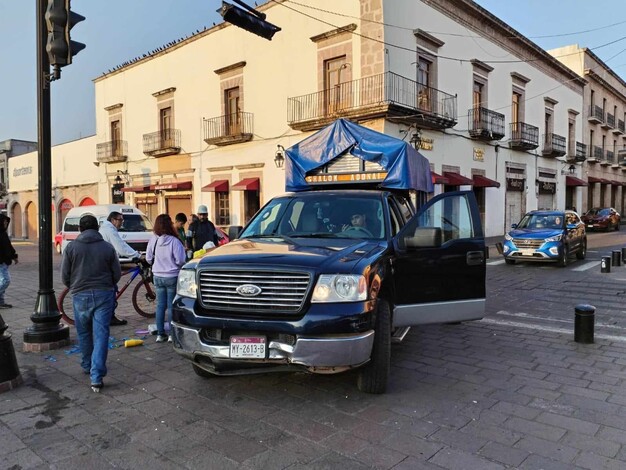 #Video | Camioneta embiste triciclo tamalero en el Centro Histórico de Morelia