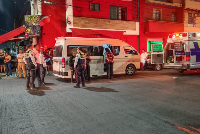 #Video | Chocan combi Ruta Gris 2 y auto particular en la colonia Ventura Puente de Morelia