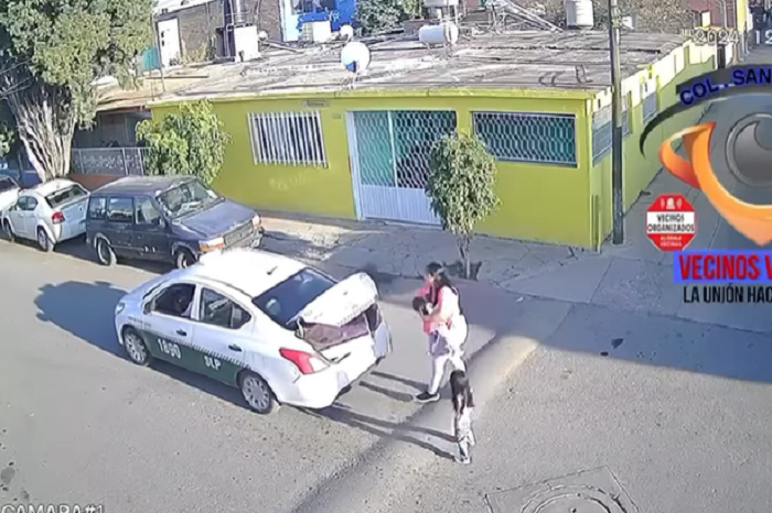 Video: Chofer de taxi arranca y roba los juguetes de Navidad a una madre y su bebé