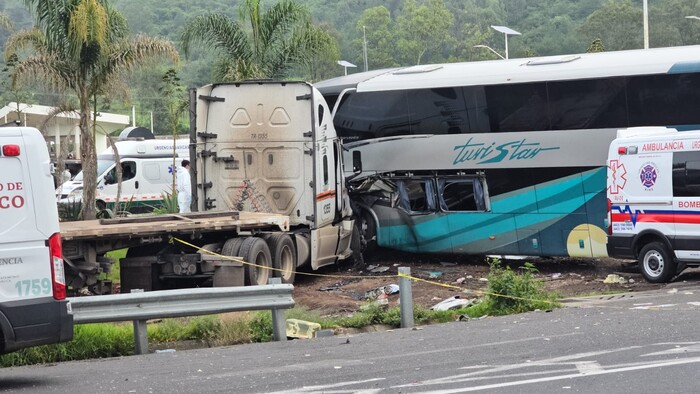 #Video | Choque de autobús contra 2 tractocamiones deja 2 muertos y 11 heridos en la Pátzcuaro-Cuitzeo