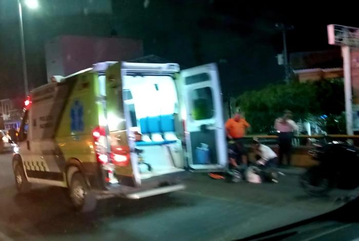 #Video | Choque entre moto y auto deja 2 heridos sobre puente del Libramiento Norte de Morelia