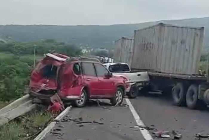 #Video | Choque entre tráiler y camioneta deja un herido en la Morelia-Salamanca