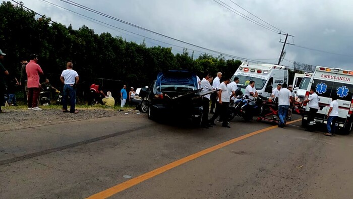 #Video | Cinco lesionados tras choque de frente entre taxi y auto particular, en la Uruapan – Lombardía