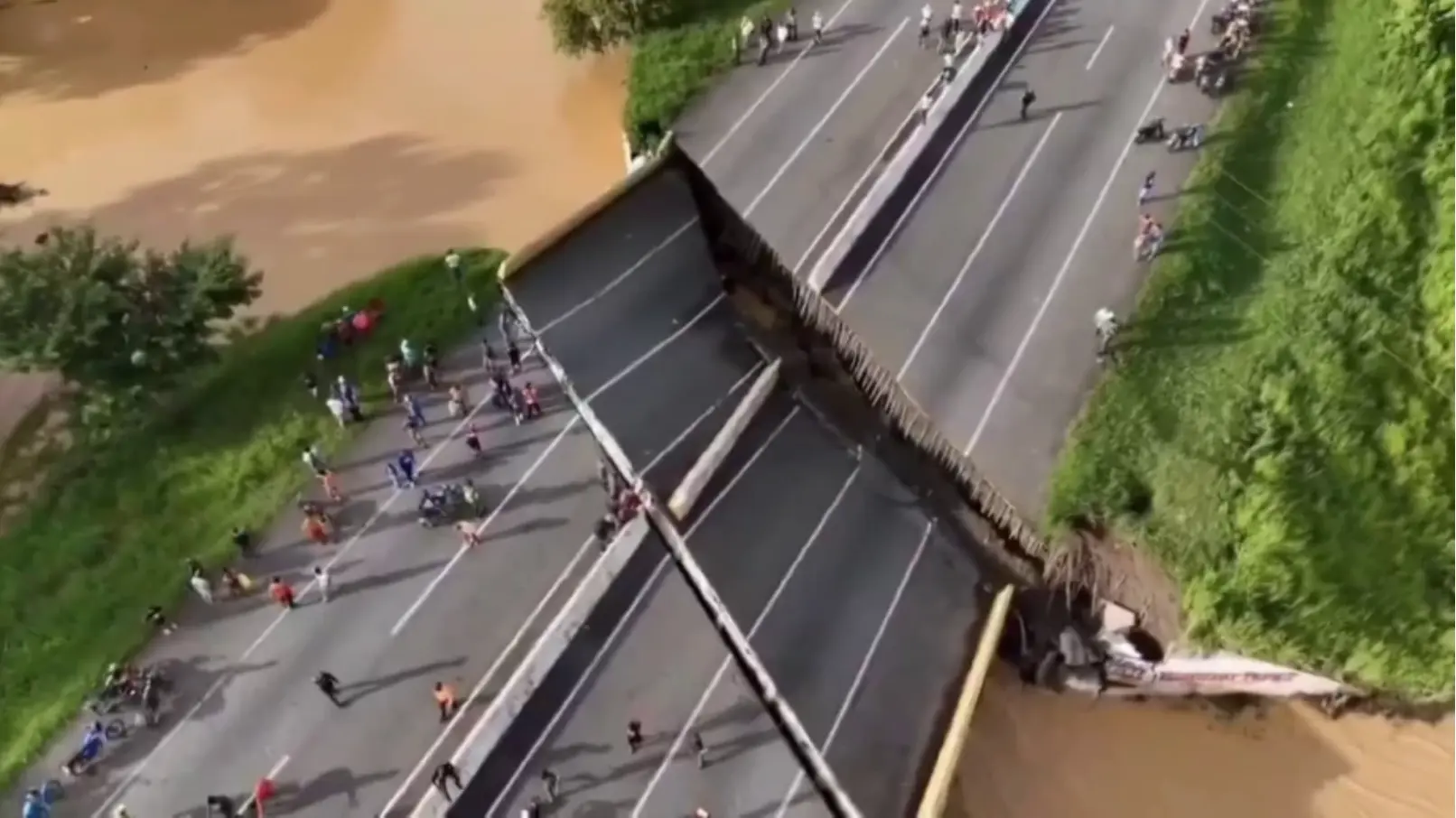 Video: Colapsa puente en autopista José Antonio Páez, en Venezuela