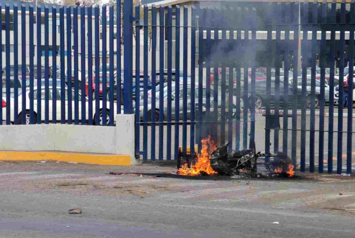 #Video | Comuneros de Carapan queman motopatrulla de la GC afuera de la FGE en Morelia