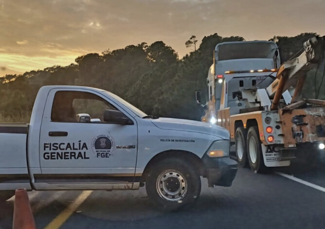 #Video | Conductor de camioneta muere al desbarrancarse en la salida de Uruapan a la autopista