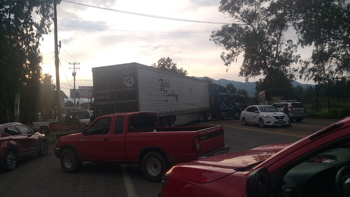 #Video | Cortadores de aguacate bloquean el Boulevard Industrial, en Uruapan