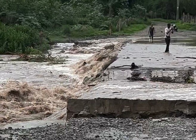 #Video | Creciente del Río Grande de Apatzingán destroza dos puentes en distintas comunidades