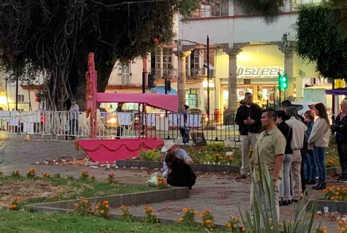 #Video | Crónica | Un mes sin Carlos Manzo; la misa, el silencio y las flores entre las jardineras