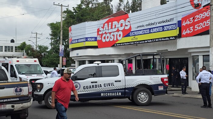 #Video | Delincuentes asesinan a mujer en la tienda Saldos al Costo, en Morelia