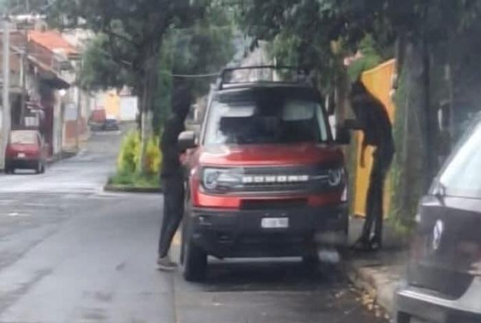 #Video | Delincuentes intentan robar camioneta, no lo logran, y despojan a pareja de su auto